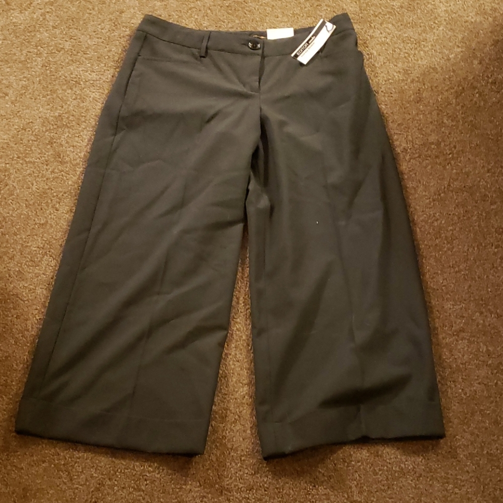 Black Wide Leg Capri low-rise pants
